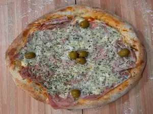 Pizza roquefort con jamón