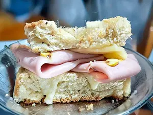 Mortadela c/ pistachos y muzza