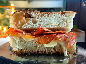 Muzzarella, pepperoni y tomate