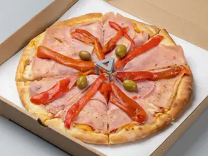 Pizza de jamón y morrones