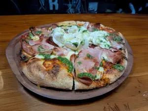 Pizza mortadela y burrata