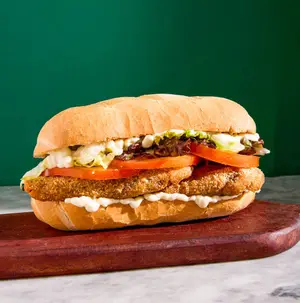 Sandwich de milanesa de peceto con papas