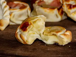 Empanada de queso y cebolla
