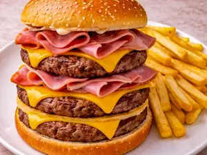 Hamburguesa triple con papas