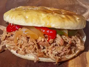 Sándwich de bondiola desmechada con muzza