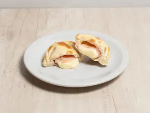 Empanada de jamon y queso