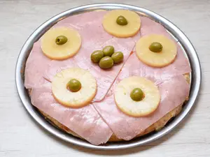 Pizza con jamón y ananá