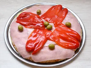 Pizza con jamón y morrones