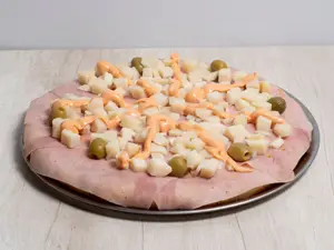 Pizza con jamón y palmitos