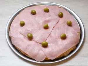 Pizza con muzzarella y jamón