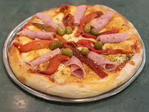 Pizza Jamón Y Morrones