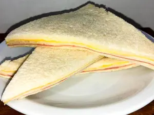 Sándwich de miga jamón y queso