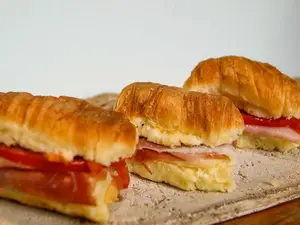 Locatelli de crudo y tomate