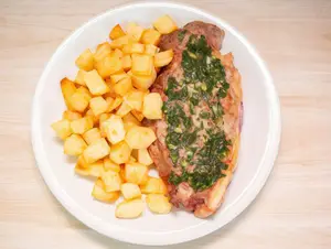 Bife de chorizo con papas