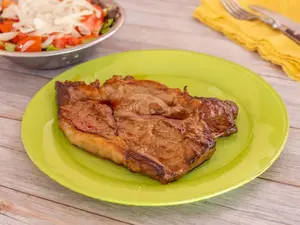 Churrasco de cuadril con ensalada mixta