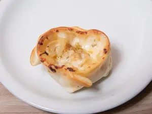 Empanada de cebolla y muzzarella
