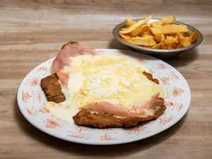 Milanesa suiza con papas frita