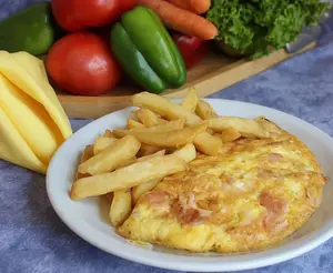 Omelette de jamón y queso con papas fritas