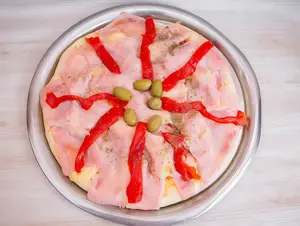 Pizza jamón y morrones