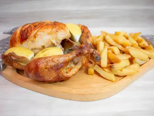 Pollo entero con papas fritas
