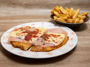 Suprema a la napolitana con papas fritas