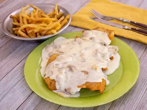 Suprema al champignón con papas fritas
