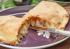 Calzón de jamón y morrones