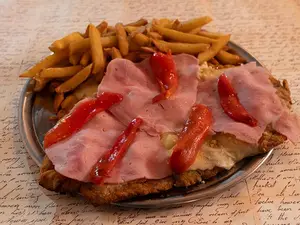 Milanesa con jamón y morrones