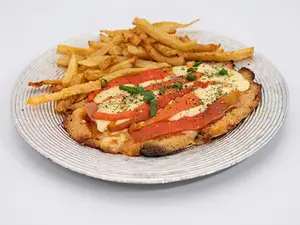 Suprema con jamón y morrones