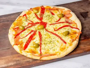 Pizza con jamón y morrones