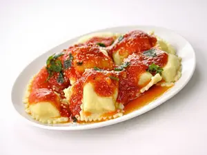 Ravioles Con Salsa Fileto