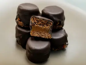 Alfajorcitos marplatenses negros 8u