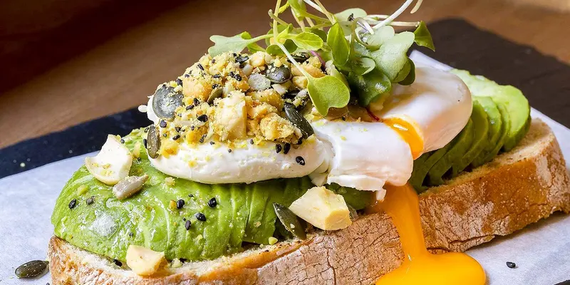 Avocado toast + huevo poche