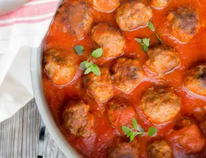 Albóndigas Con Salsa - -