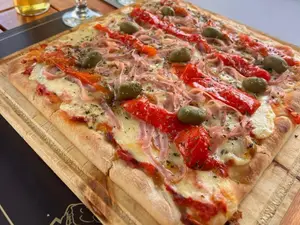 Pizza jamón y morrón
