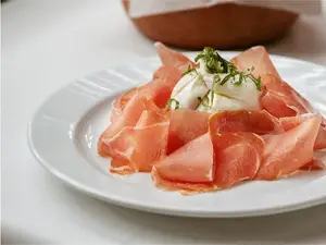 Burrata Con Prosciutto