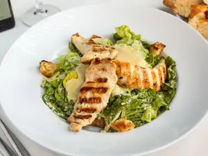 Insalata Caesar con pollo