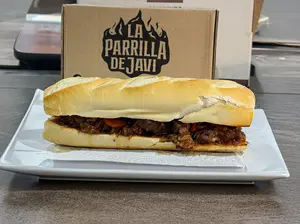 Sándwich osobuco desmenuzado