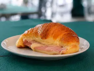 Media docena de medialunas de jamón y queso