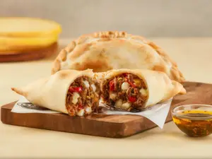 Empanada De Vacio Y Provoleta