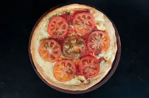 Pizza calabresa con tomate