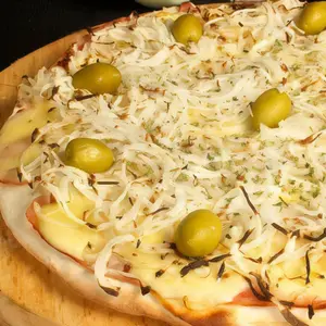 Pizza fugazzeta con jamón