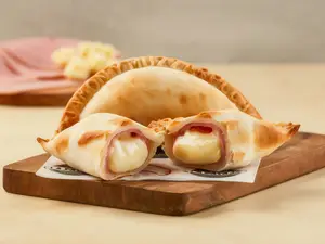Empanada de jamón y muzzarella