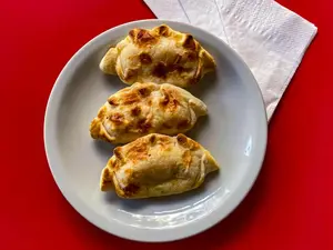 Empanada cheddar y panceta