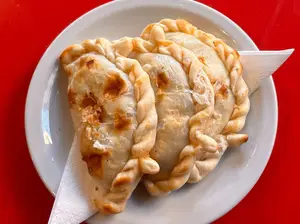 Empanada de vacío y provoleta