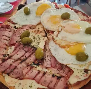 Muzzarella Con Panceta Y Huevo Frito