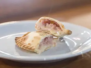 Empanada de jamón y queso