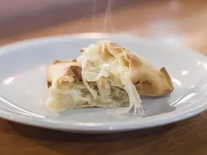 Empanada de queso y cebolla