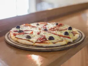 Pizza de jamón y morrón a la piedra
