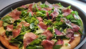 Pizza de rúcula y jamón crudo a la piedra